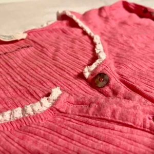  - Fin rosa ribbad Odd Molly grandpa topp med 3/4 armlängd i storlek 1 (small/liten medium). 100% bomull.  Använd 2 gånger pga köpte fel storlek. Extraknappar skickas med.  Kan mötas upp eller skicka ✨