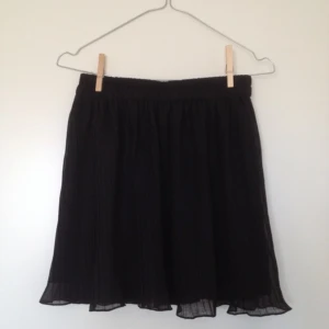 Kort svart kjol med volang från monki! Bra skick! - Kort svart kjol med volang från monki! Bra skick!