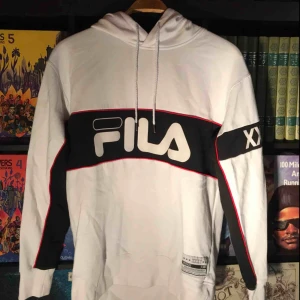  - Hoodie från Fila. Köparen står för frakt på cirka 70 kr. 