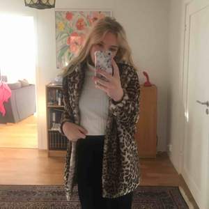 Säljer min höstkappa i leopard päls!! Pågrund av att den är lite för kort i armarna för mig! Köpt på vero Moda endast använd 2 gånger,Skit snygg nu till hösten och vintern super mysig och varm😻❤️  Priset kan diskuteras då frakt läggs på  