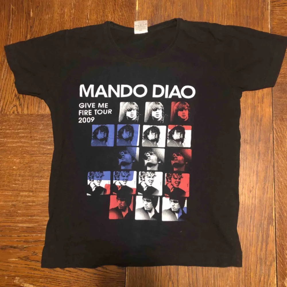 Turné T-shirt Mando Diao. Medium på lappen men sitter mer som s eller XS. Kan hämtas i Uppsala eller skickas för 39 sek . T-shirts.