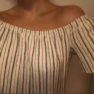  - Söt randig off-shoulder klänning från Pull&Bear. Endast använd en gång, i mycket gott skick. Kan mötas upp i Stockholm eller ev skicka mot fraktkostnad!