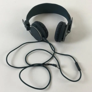  - Säljer ett par petrolfärgade Urbanears som jag just köpt begagnade, aldrig prövade av mig utan säljes i samma kartong som de kom i! Men säljes direkt då jag i samma stund fick ett par andra hörlurar i present🙈  De har bra ljud och är i bra skick! Kan skickas om köparen betalar frakten. Betalas med swish🎉