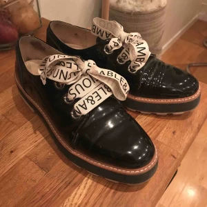  - Trendiga brogueskor från Zara. Använda endast 3 ggr! 