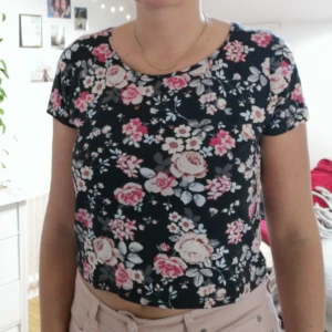  - Kort blommig t-shirt. 