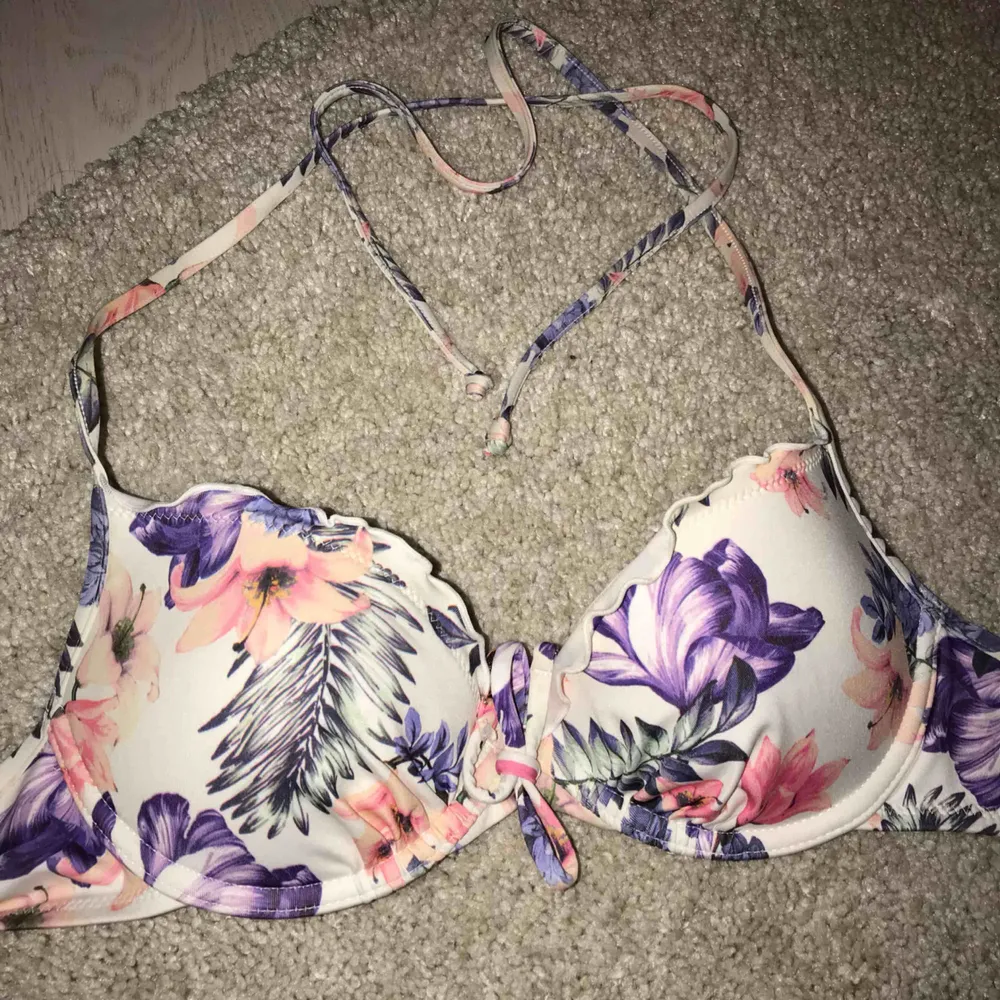 Jättefin bikini överdel med blommönster. Använd under en semester men inga imperfektioner. Knyten vid nacken och små detaljer som man ser i bilderna. Skicka meddelande vid frågor eller mer bilder💗. Övrigt.