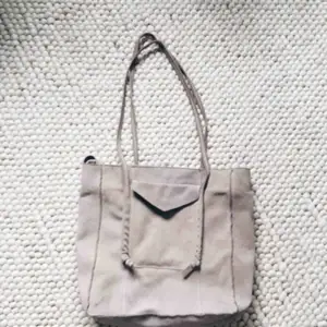 Beige väska i äkta mocka från Zara 