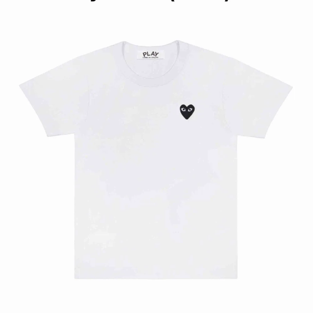 Sänkt pris på denna Cdg tröja! Orginal pris 700kr! Riktigt snygg ❤️ Pris kan diskuteras (!!!) . T-shirts.