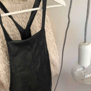  - Svart förkläddes kjol i ”läder”, bara använd en gång. Betalning sker via swish och köparen står för frakten