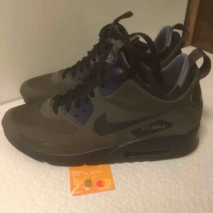  - Nike air max 90 mid winter, stl 42. I fint skick, använda 1/2 säsong. Innersko för att vara tillräckligt varma hela vintern.