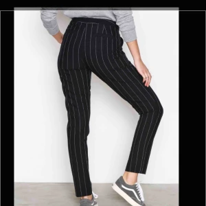  - Supersnygga randiga kostymbyxor. De är aldrig använda utan endast provade en gång, behåller dem ej då de är lite för stora för mig tyvärr. Prislappen finns kvar! Frakt tillkommer!