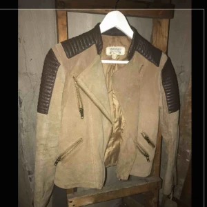  - Jacka i mocka och skinn. Inköpt på Mango. Använd ett mycket fåtal gånger. Älskar den men tyvärr är för liten för mig.