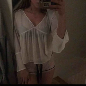  - Skit fin blus med fina detaljer i rygg och armar 