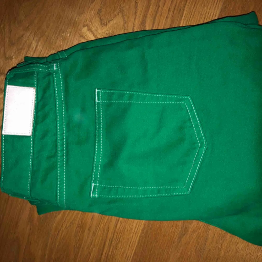 Ett par oanvänd byxor från bdg köpta på Urban Outfitters för 699kr. Står att dom är W30 men skulle nog säga W29. Är i mom jeans modell. Möts upp eller så står köparen för frakt. Jeans & Byxor.