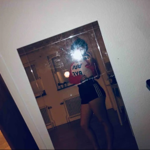  - En magtröja med texten ”boy bye” i sammet  Nypris 100kr Aldrig använd  Fraktkostnaden står för köparen