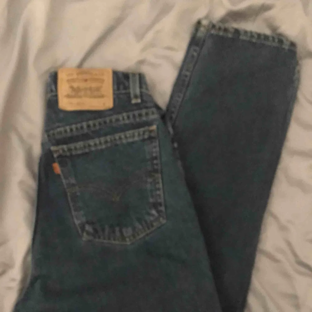 Ett par ”mom jeans” från Levis köpta på second hand. Köpta för 400kr. Säljer pga av att de är för små! Priset går att förhandla, köparen står för frakt!. Jeans & Byxor.