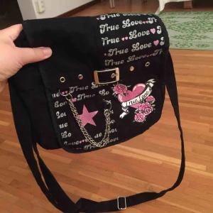  - Tjejigt söt och rockig väska. Frakt tillkommer. 