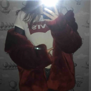  - Cool päls som sticker ut i mängden. Lite längre rödpäls utan luva. Använd några få gånger. Säljs då jag har för många jackor. Finns i Motala 