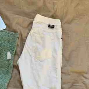  - Vita DR DENIM jeans, plenty(slim) som nya. Står storlek S, men töjdes ut efter första användningen, så skulle säga att de passar bättre till M/L. Nypris: 399kr 