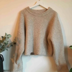  - Ulltröja från HM Trend. 100% ull. Jätteskön och lite oversized.  Mötes upp i Göteborg eller skickas. Frakt 40kr tillkommer.