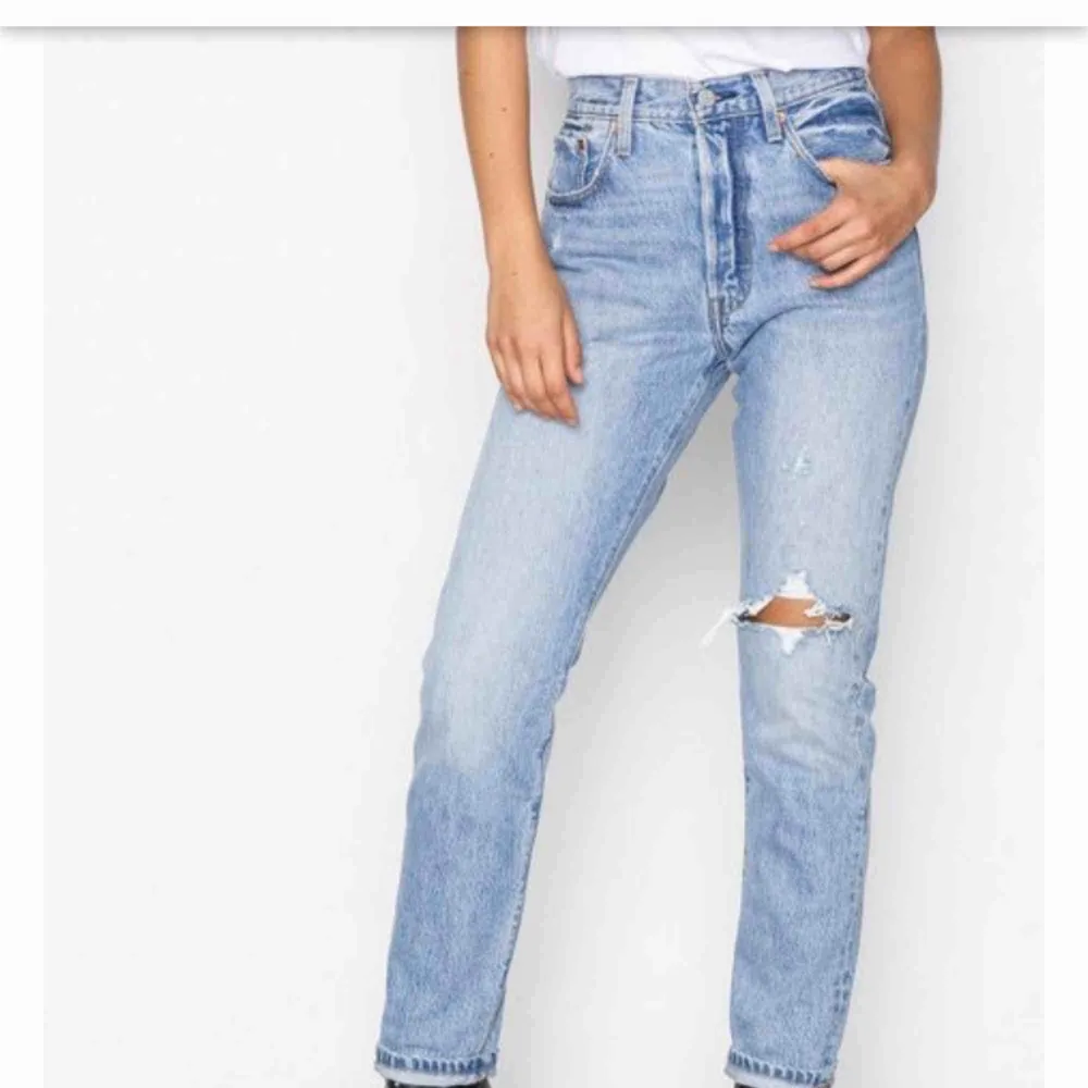 Säljer dessa suuuuper snygga Levis jeans!! Köpta för 1099 kr! Har klippt dom nere vid fotleden, så dom är slitna! Använd vid fåtal tillfällen & säljs då dom ej kommer till användning 😢. Jeans & Byxor.