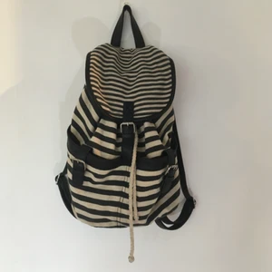  - en rygga i naturvitt och svart som jag köpt på urban outfitters. hämtas i sthlm eller skickas om du betalar frakt. säljer massor (kmr mycket nytt i dagarna), mängdrabatt finnes! 