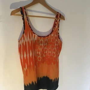  - coolt festlinne köpt i new york. det är djup rygg, men man ser inte ev. bh pga bandet. nyskick. hämtas i sthlm eller skickas om du betalar frakt. säljer massor (kmr mycket nytt i dagarna), mängdrabatt finnes! 