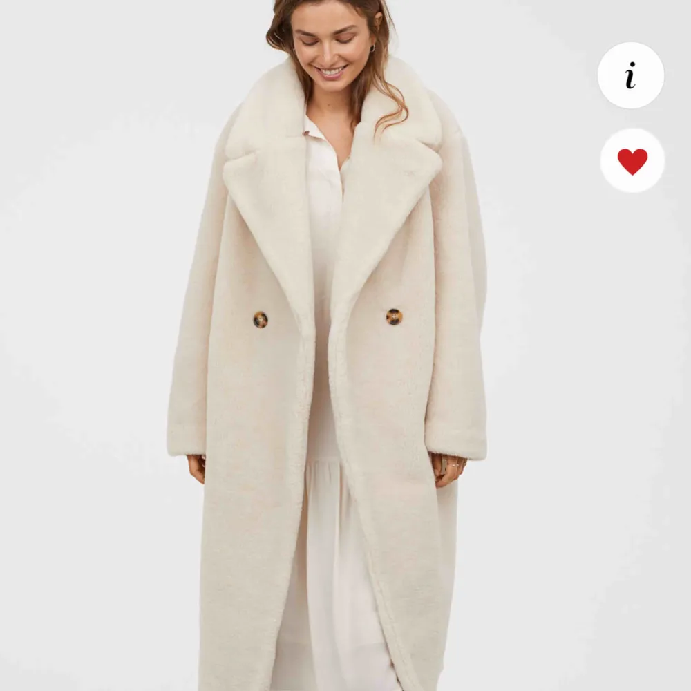 SÖKER denna kappa ifrån H&M trend, gärna i storlek 36 men går bra i 38 med. . Jackor.