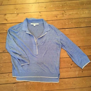  - Blå tröja från &other stories. Litet hål (se bild), annats i fint skick.  Kan mötas upp i Stockholm, annars står köparen för frakt. 