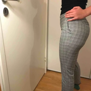  - Super snygga kostymbyxor i grått. De är tunna men går att använda året om. 