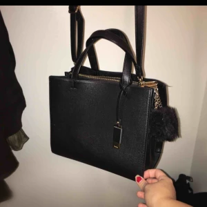  - Mellan stor väska, rymmer inte riktigt laptops. Bra skick!