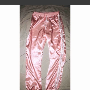  - Det är storlek L i dessa men de är extremt små i storleken så jag skulle säga att de passar bäst på en S, eventuellt M. Aldrig använda, lappen är kvar i dom