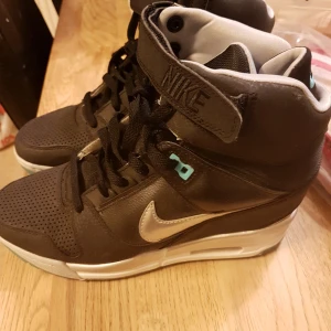  - Otroligt mjuka och sköna Nike skor med  kilklack. Endast använda 1gång  Säljs pga en fotskada. Pris går att disskuteras vid snabb affär men inga skambud då dem nästintill är helt nya.