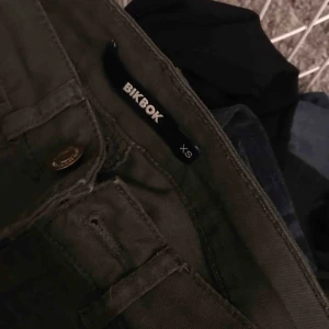  - Svårt att få en rättvis bild på färgen, första är bäst! Militärgröna , Strl XS! 100kr