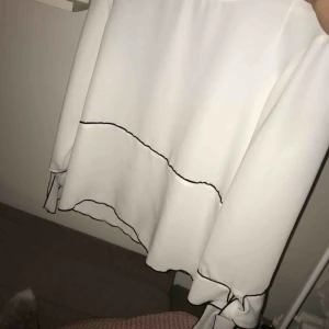  - Säljer denna blus från Zaras ”exklusive kollektion”, nypris - 500, mitt pris 200kr💖💖