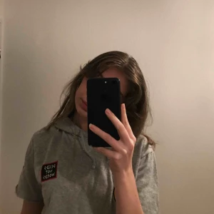  - En grå t-shirt/tröja med 4 patches på. Använd max 3 gånger. 