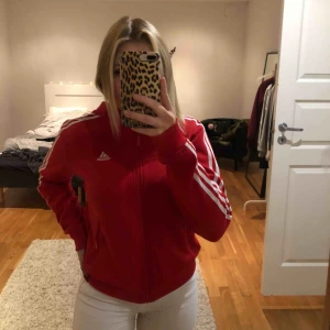  - Säljer nu min adidaskofta då jag aldrig använt den, den är i bra skick. Den är i barnstorlek 164 men är då som en S. Kan mötas upp runt Stockholm, köparen står för frakt, tar helst bara swish