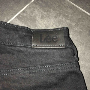  - Snygga svarta bootcut från Lee