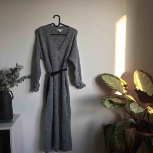  - Stickat klänning från H&M. Knappt använd, bra skick!Möts upp i Göteborg eller skickas. Frakt 45kr tillkommer.