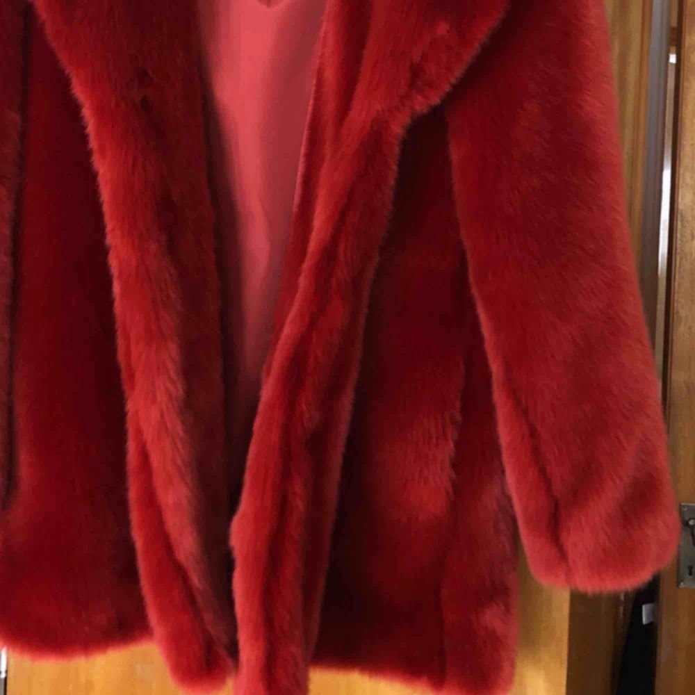 SJUKT FIN röd pälsjacka!! Köpt för fullpris(ca 1000)på H&M förra året men har tyvärr aldrig kommit till användning.  Passar en storlek S! Köparen står för frakten ca 100 kr, eller hämta i Vetlanda. <3. Jackor.