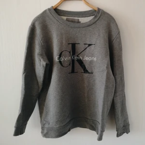  - Sweatshirt från calvin Klein. Superfint skick, inget att anmärka på. Passar även en m. 