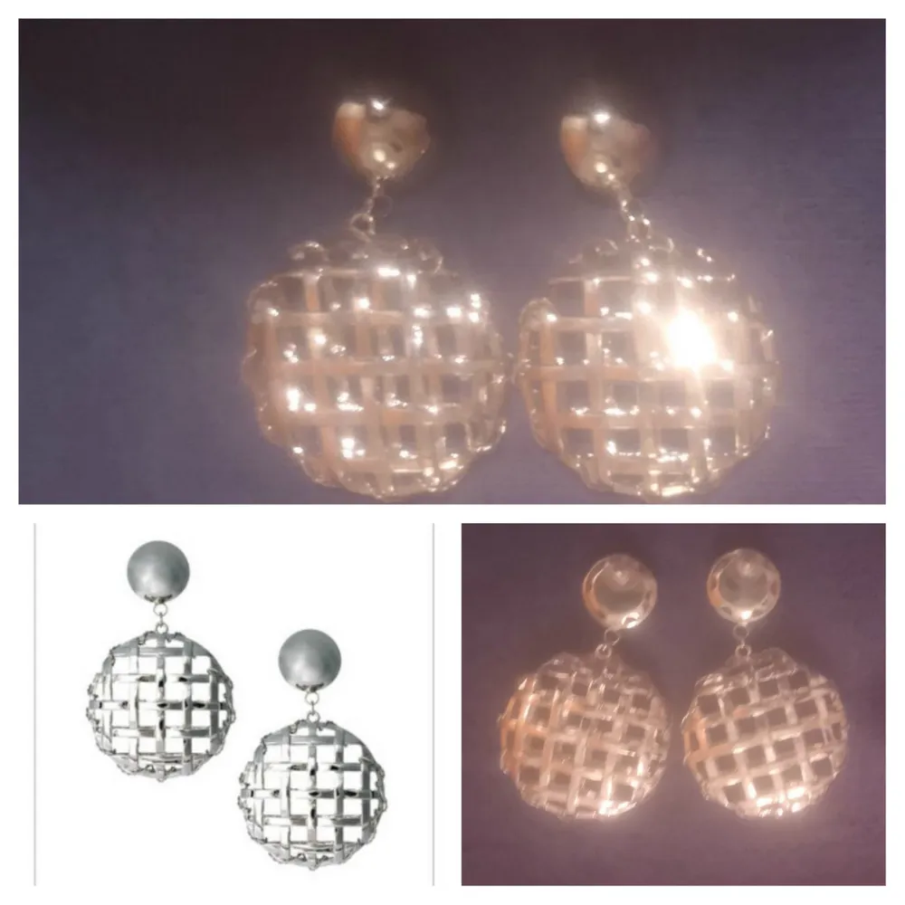 Bortskänkes. Helt nya Silver Lattice Doorknocker Earrings. Super coola stora statement örhängen för piercade öron. Lyfter vilken outfit som helst. Tänk Beyonce och JLO. Strl 9x6 cm och dem är rätt tunga. Tyvärr så har ena gått sönder(tappade på golvet) men det är inget lite super glue kan fixa. Alt bara bära ena också coolt 😊 Ny pris 150 kr Säljs för 0 kr, du behöver bara betala frakten alt hämta i Södertälje centrum. Först till kvarn. Har Swish och titta gärna på mina andra annonser. 10% av det jag säljer ger jag till välgörenhet genom targetaid.com, skickar screenshot med donationen 😊. Accessoarer.