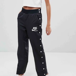  - Nike - NSW Archive Snap Pant - Svart, storlek S. Aldrig använda med prislapp kvar. 