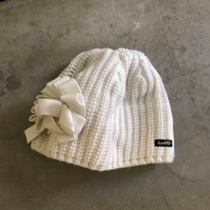  - Eisbär Austria mössa. I perfekt skick. Med foder så den är varm och go. Nypris var 799 kr