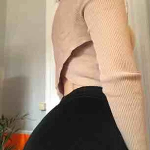  - Beige croptop, HM. Snygg detalj i ryggen. Sparsamt använd. Köpare betalar frakt. 