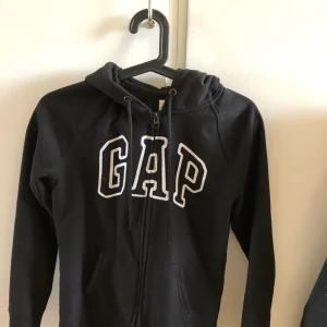  - Munkjacka/hoodie från GAP i storlek XS Använd 2 gånger så helt felfri
