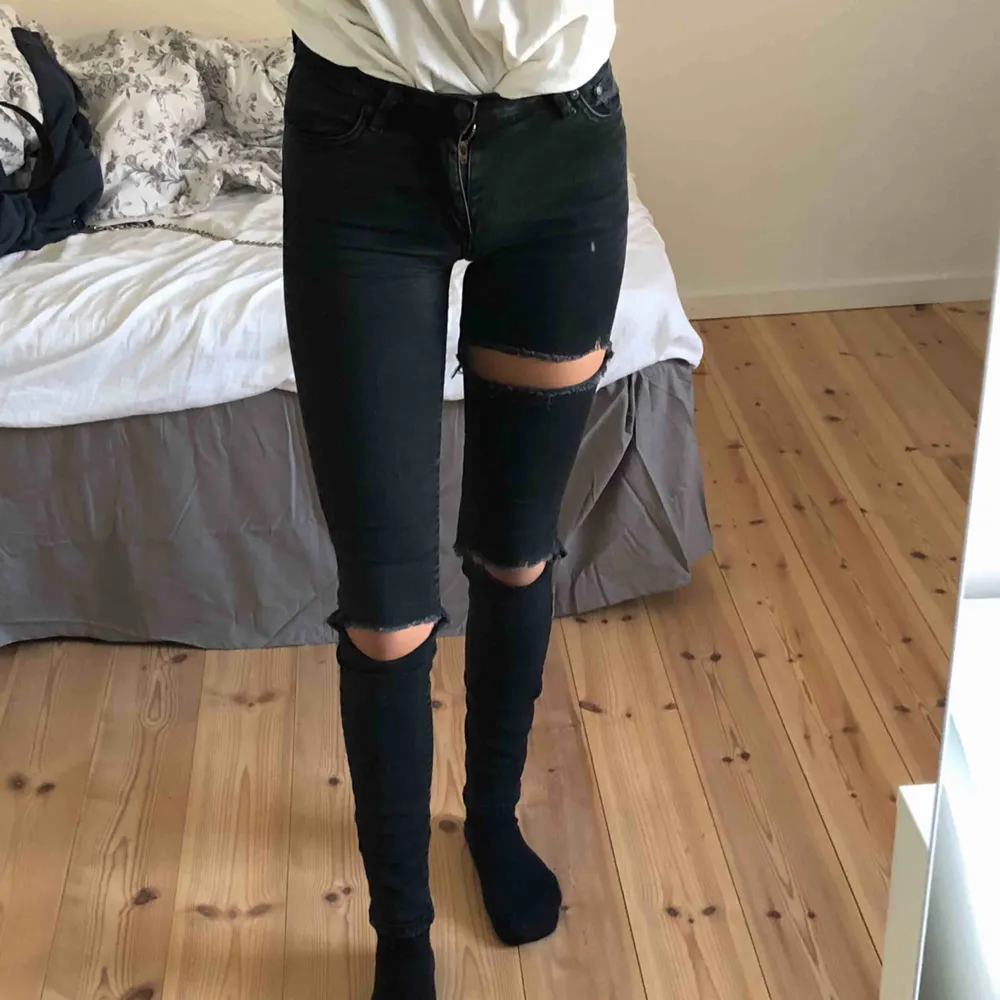 Svarta tighta jeans med hål i från crocker. Möts upp i Stockholm eller köparen står för frakt. Jeans & Byxor.