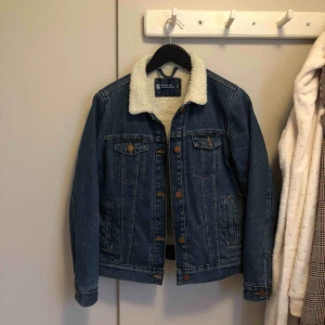  - Säljer en jeans jacka med ludd inuti från Cubus, köpte jackan förra hösten för 599kr men den har mest hängt i garderoben💕  tar endast swish och kan skickas mot fraktkostnad, finns annars att hämta i Falun 