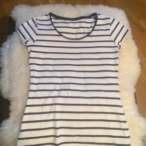 Fin Bretagne-randig t-shirt i marinblått och vitt från MQ i jättefint skick! Knappt använd. Storlek S. Fint figursydd för en smickrande och feminin look. Ett måste i basgarderoben! :)