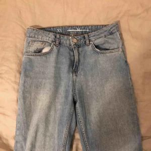  - Boyfriend jeans/mom jeans, ljus blåa!